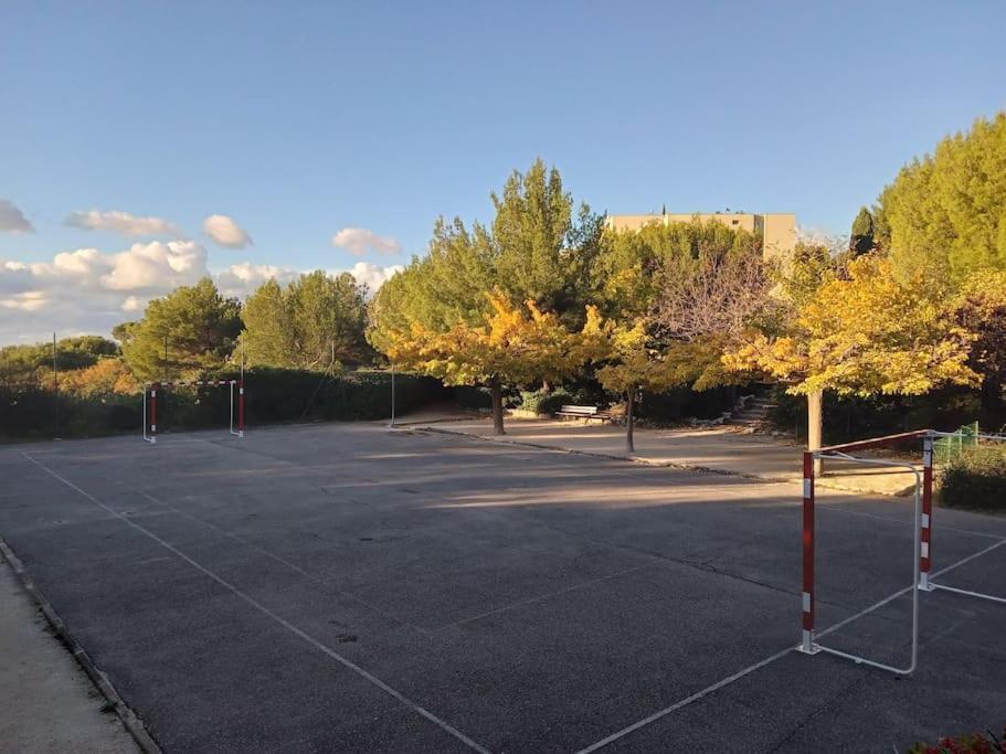 Superbe Piscine, Tennis, Vue Et Decore Avec Gout Cassis