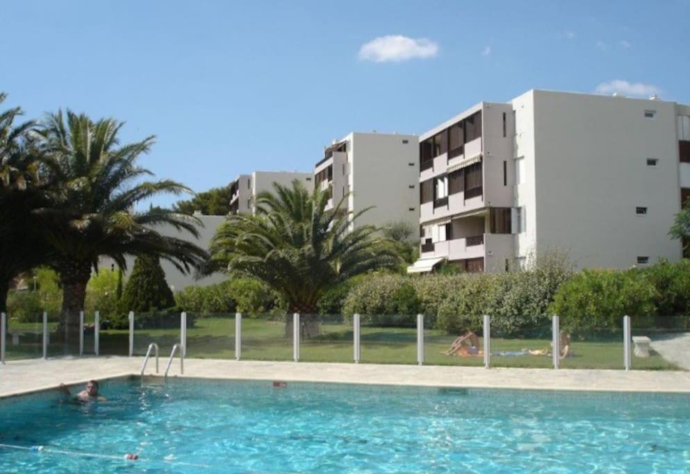 Superbe Piscine, Tennis, Vue Et Decore Avec Gout