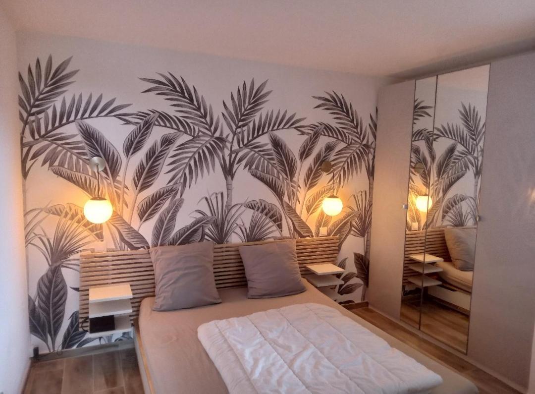 Superbe Piscine, Tennis, Vue Et Decore Avec Gout